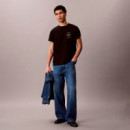 Camiseta con logo bordado