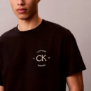 Camiseta con logo bordado