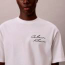 Camiseta holgada con logo escrito