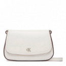 Bolso Bandolera Tipo Cámara con Solapa y Monograma  CALVIN KLEIN