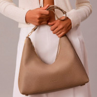 Bolso hobo con cadena de bisutería de guijarros