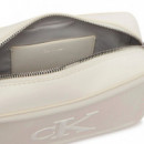Bandolera Tipo Cámara con Monograma Distintivo  CALVIN KLEIN