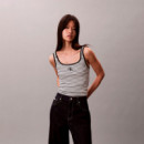 Camiseta de tirantes de cuello abierto de canalé