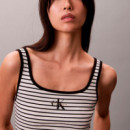 Camiseta de tirantes de cuello abierto de canalé