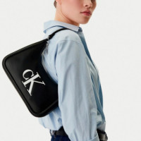 Bolso de hombro con logo monograma grabado