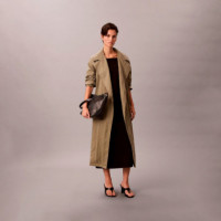 Bolso saco con logo emblemático en todo el artículo