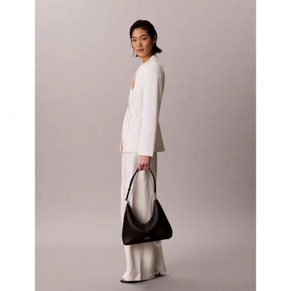 EMBLEM HW PEBBLE SHOULDER BAG BLACK