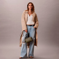 Bolso Bandolera Tipo Cámara con Logo en Lámina  CALVIN KLEIN