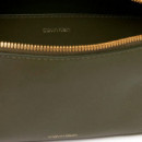 Bolso bandolera tipo cámara con logo en lámina