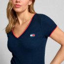 CAMISETA SLIM BADGE V-NECK