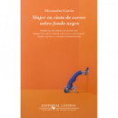 Mujer en cinta de correr sobre fondo negro