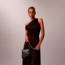 Bolso saddle con cadena y monograma