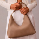 Bolso hobo con cadena de bisutería de guijarros