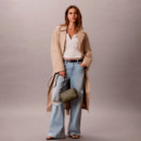 Bolso bandolera tipo cámara con logo en lámina