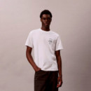 Camiseta con logo bordado