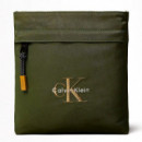Bolsa Plana de Nailon con Logo Monograma  CALVIN KLEIN JEANS