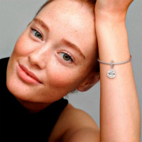 Charm Colgante en Plata de Ley los Amigos Son Familia 798124EN16  PANDORA