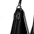 Bolso hobo con cadena de bisutería de guijarros