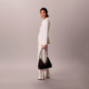Bolso hobo con cadena de bisutería de guijarros