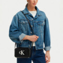 Bolso bandolera tipo cámara con monograma distintivo