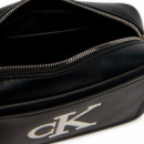 Bolso bandolera tipo cámara con monograma distintivo