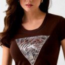 Camiseta con logo de triángulo