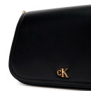 Cartera curva con correa de cadena