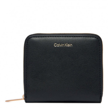 Cartera cuadrada con cremallera y logo en l&aacute;mina met&aacute;lica