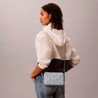 Bolso Pequeño Denim con Logo Emblemático  CALVIN KLEIN