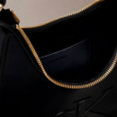 Bolso de hombro con monograma y forma de media luna