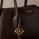 Bolso de hombro granulado con logo emblemático