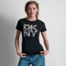 CAMISETA NEWSPRINT DKNY STACKED LOGO