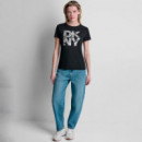 CAMISETA NEWSPRINT DKNY STACKED LOGO