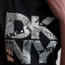 CAMISETA NEWSPRINT DKNY STACKED LOGO