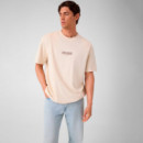 Camiseta con logo bordado