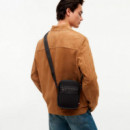 Bolso Reporter con Mezcla de Texturas y Logo  TOMMY HILFIGER