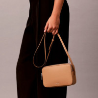 Bolso Bandolera Tipo Cámara con Logo en Lámina  CALVIN KLEIN