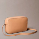 Bolso bandolera tipo cámara con logo en lámina