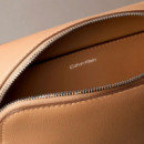 Bolso bandolera tipo cámara con logo en lámina