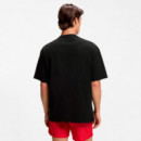 Camiseta con estampado de logos repetidos