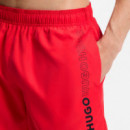 Bañador tipo shorts con logos repetidos