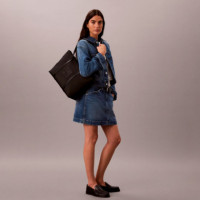 Bolso Tote con Logo Monograma Grabado  CALVIN KLEIN
