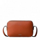 Bolso bandolera tipo cámara con logo en lámina