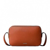Bolso bandolera tipo cámara con logo en lámina
