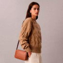 Bolso bandolera tipo cámara con logo en lámina