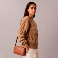 Bolso bandolera tipo cámara con logo en lámina