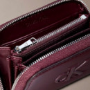 Cartera con cremallera en el contorno y monograma