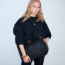 Bolso hobo tamaño grande con tachuelas