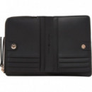 Cartera con Detalles Horsebit Th y Cremallera de TOMMY HILFIGER