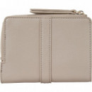 Cartera con Detalles Horsebit Th y Cremallera de TOMMY HILFIGER